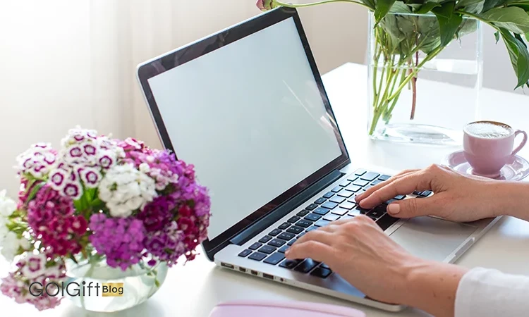 گل گیفت | فواید داشتن گل در اتاق کار