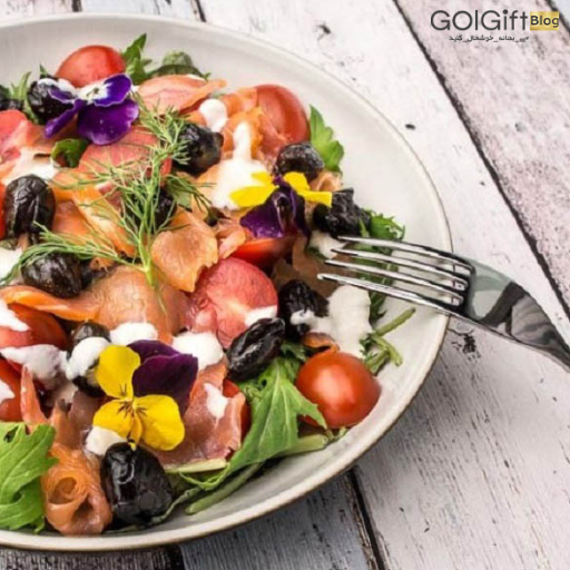 سالاد ماهی سالمون دودی و گل های خوراکی width=512 height=512 border=0